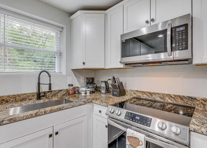 Updated ~ 7 Mi To Beach! Holiday home *